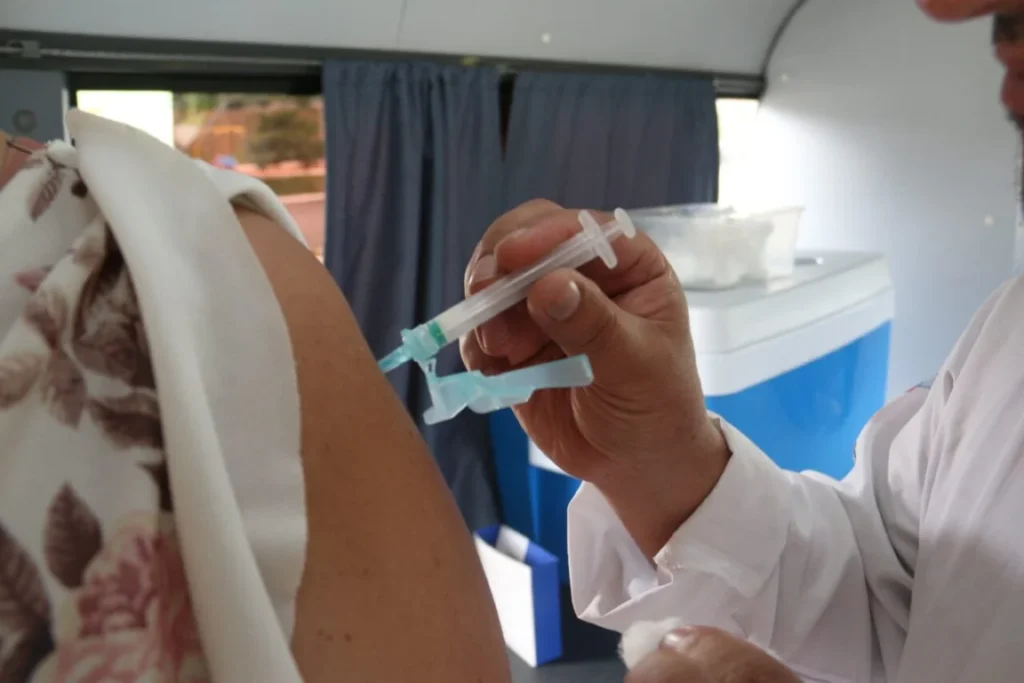 Vacina sendo aplicada no braço de paciente