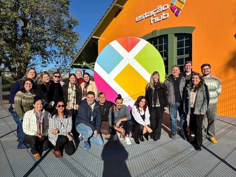 Equipe em frente à Estação Hub