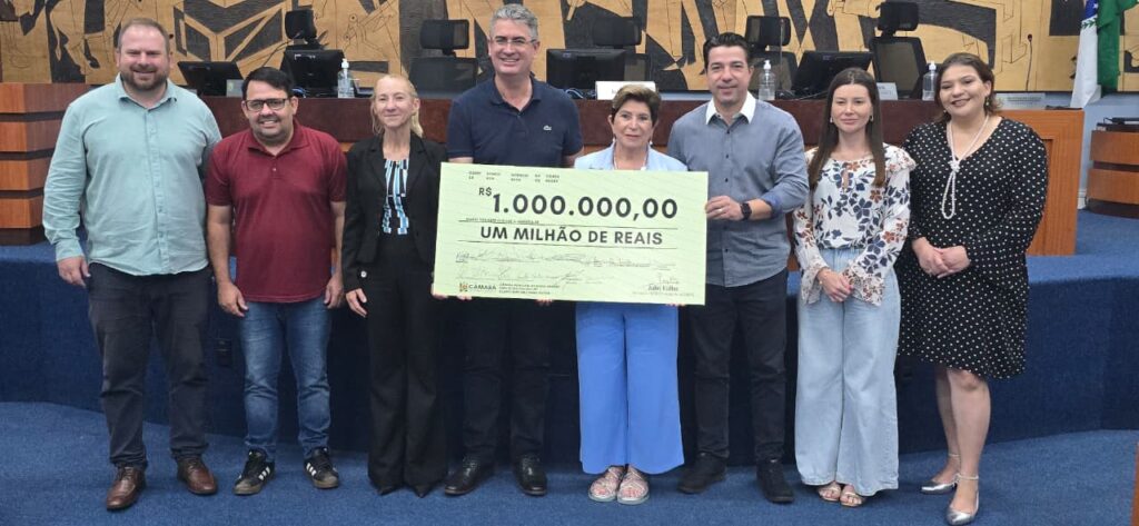 Prefeita Elizabeth e vereadores reunidos na devolução do orçamento não utilizado pela Câmara, para a Prefeitura providenciar ações emergenciais em apoio à calamidade pública da queda de granizo.