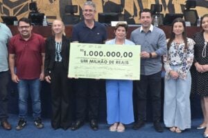 Prefeita Elizabeth e vereadores reunidos na devolução do orçamento não utilizado pela Câmara, para a Prefeitura providenciar ações emergenciais em apoio à calamidade pública da queda de granizo.