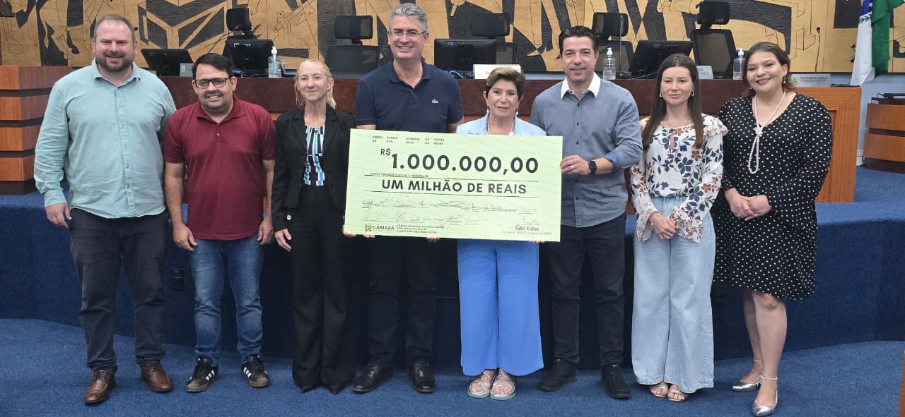 Prefeita Elizabeth e vereadores reunidos na devolução do orçamento não utilizado pela Câmara, para a Prefeitura providenciar ações emergenciais em apoio à calamidade pública da queda de granizo.