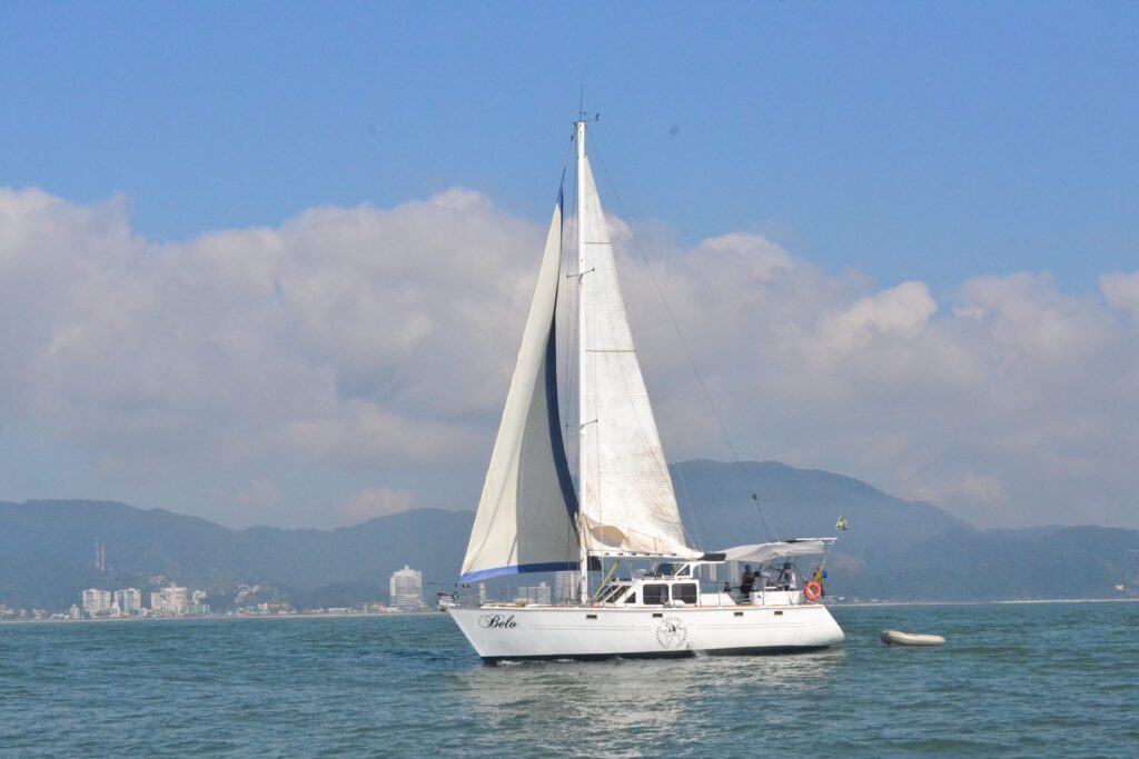 Foto do Veleiro Belo no mar
