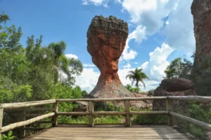 Taça de Vila Velha, conhecido monumento natural arenítico, no Parque Vila Velha, em Ponta Grossa (PR)