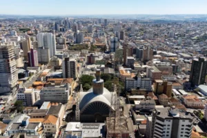 Vista aérea de Ponta Grossa, com destaque à Catedral