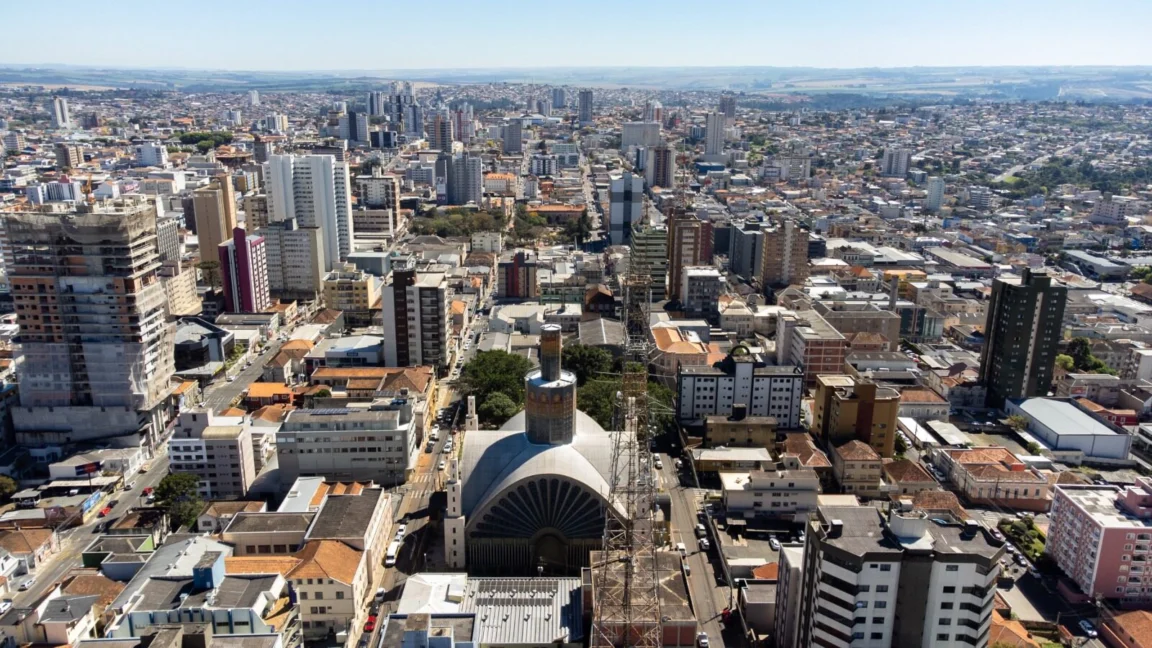 Vista aérea de Ponta Grossa, com destaque à Catedral