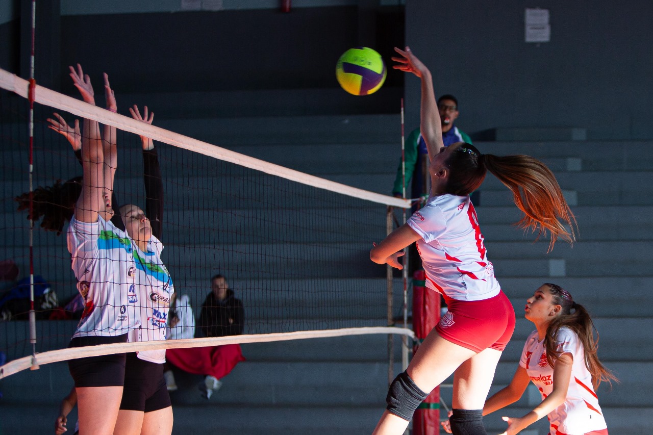 Time feminino do Ponta Grossa Vôlei/LDPG em ação pelo Campeonato Estadual - Regional Campos Gerais.