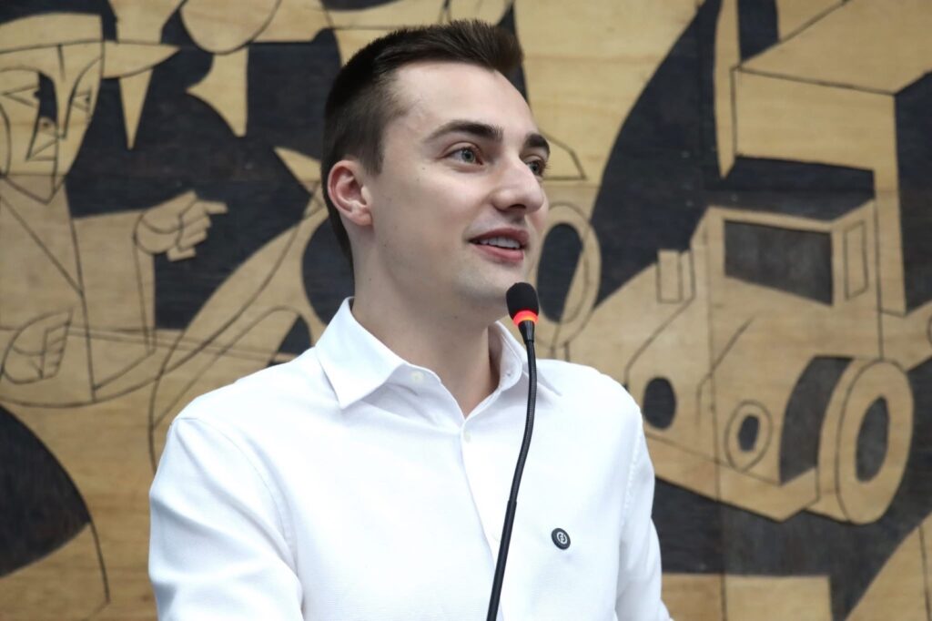 Vereador Ricardo Zampieri falando na Tribuna da Câmara Municipal de Ponta Grossa