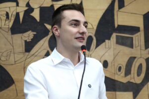 Vereador Ricardo Zampieri falando na Tribuna da Câmara Municipal de Ponta Grossa