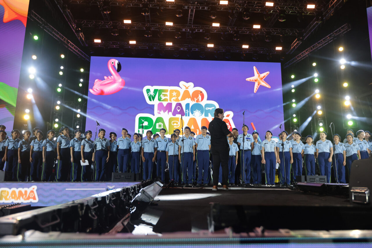 Coral de alunos de colégio cívico-militar de Piraí do Sul se apresentam durante temporada do Verão Maior Paraná, em 2026