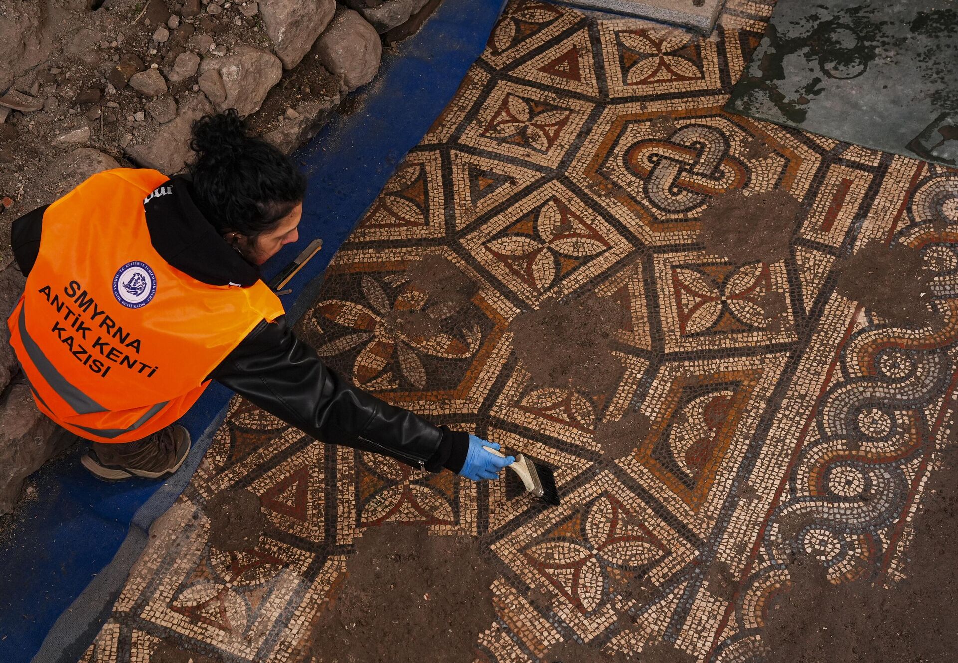 Piso de mosaico, com a imagem do nó de Salomão encontrado na ágora da cidade antida Esmirna, na Turquia Piso de mosaico, com a imagem do nó de Salomão encontrado na ágora da cidade antida Esmirna, na Turquia - Sputnik Brasil, 1920, 06.01.2026