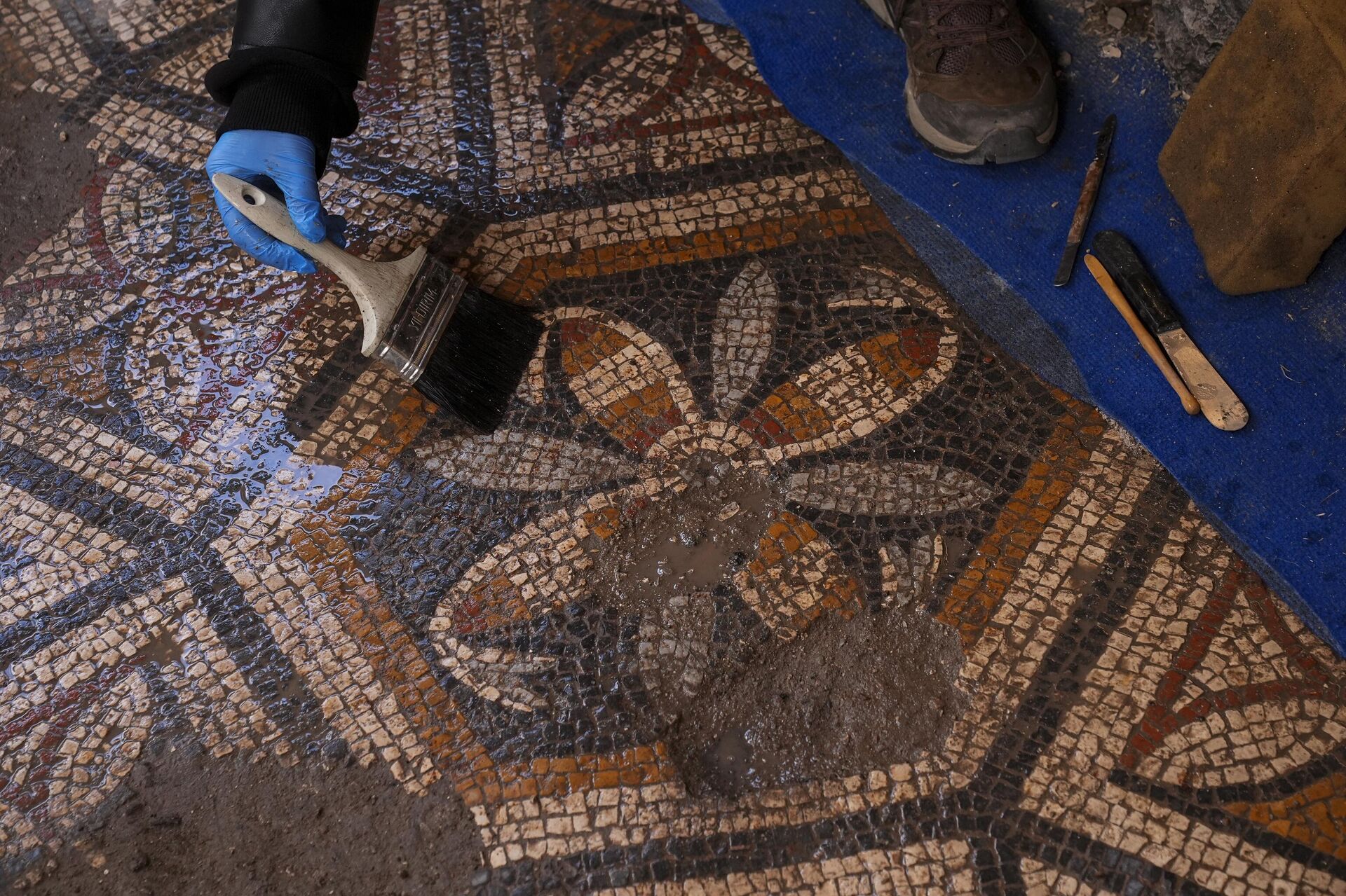 Piso de mosaico, com a imagem do nó de Salomão encontrado na ágora da cidade antida Esmirna, na Turquia Piso de mosaico, com a imagem do nó de Salomão encontrado na ágora da cidade antida Esmirna, na Turquia - Sputnik Brasil, 1920, 06.01.2026