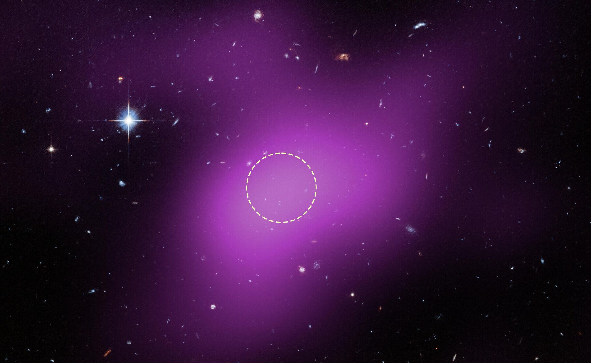 Esta imagem mostra a localização da Nuvem-9, que está a 2.000 anos-luz da Terra. A cor magenta difusa representa dados de rádio do Very Large Array (VLA), um radiotelescópio terrestre, que mostram a presença da nuvem - Sputnik Brasil, 1920, 07.01.2026