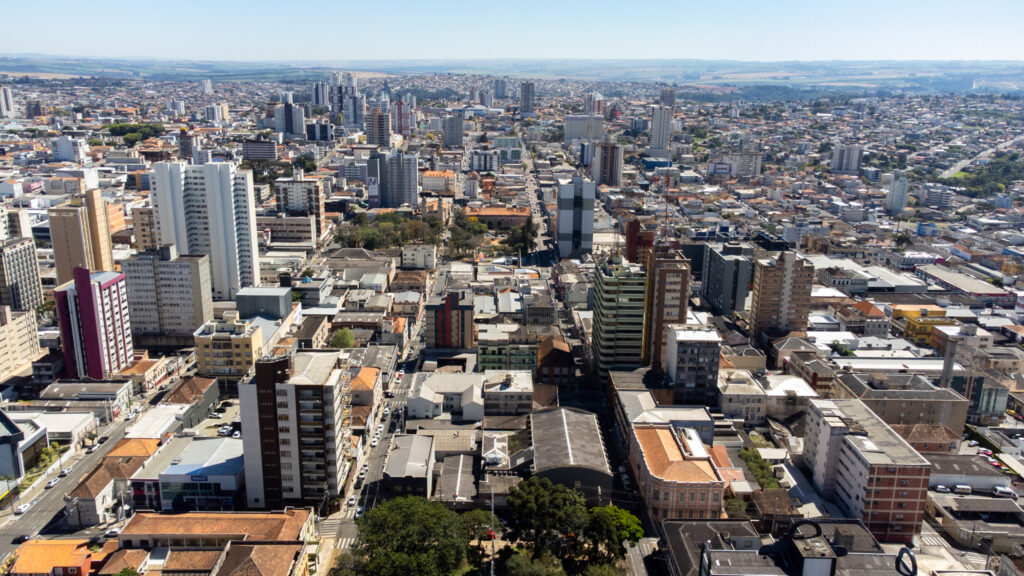 Vista geral do centro de Ponta Grossa ilustra a previsão do tempo