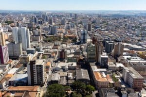 Vista geral do centro de Ponta Grossa ilustra a previsão do tempo