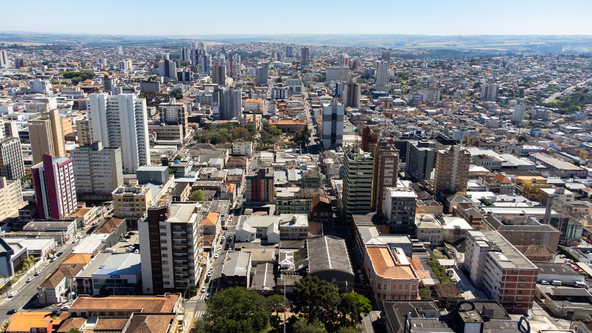 Vista geral do centro de Ponta Grossa ilustra a previsão do tempo