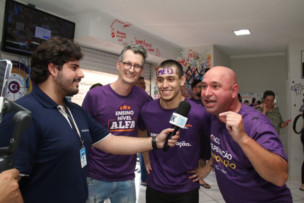 Luis Eduardo Cosseti Correia, aluno que conquistou a maior nota do Vestibular 2025 da UEPG, dando entrevista ao Diário dos Campos ao lado de seus professores do Colégio Alfa.