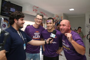 Luis Eduardo Cosseti Correia, aluno que conquistou a maior nota do Vestibular 2025 da UEPG, dando entrevista ao Diário dos Campos ao lado de seus professores do Colégio Alfa.