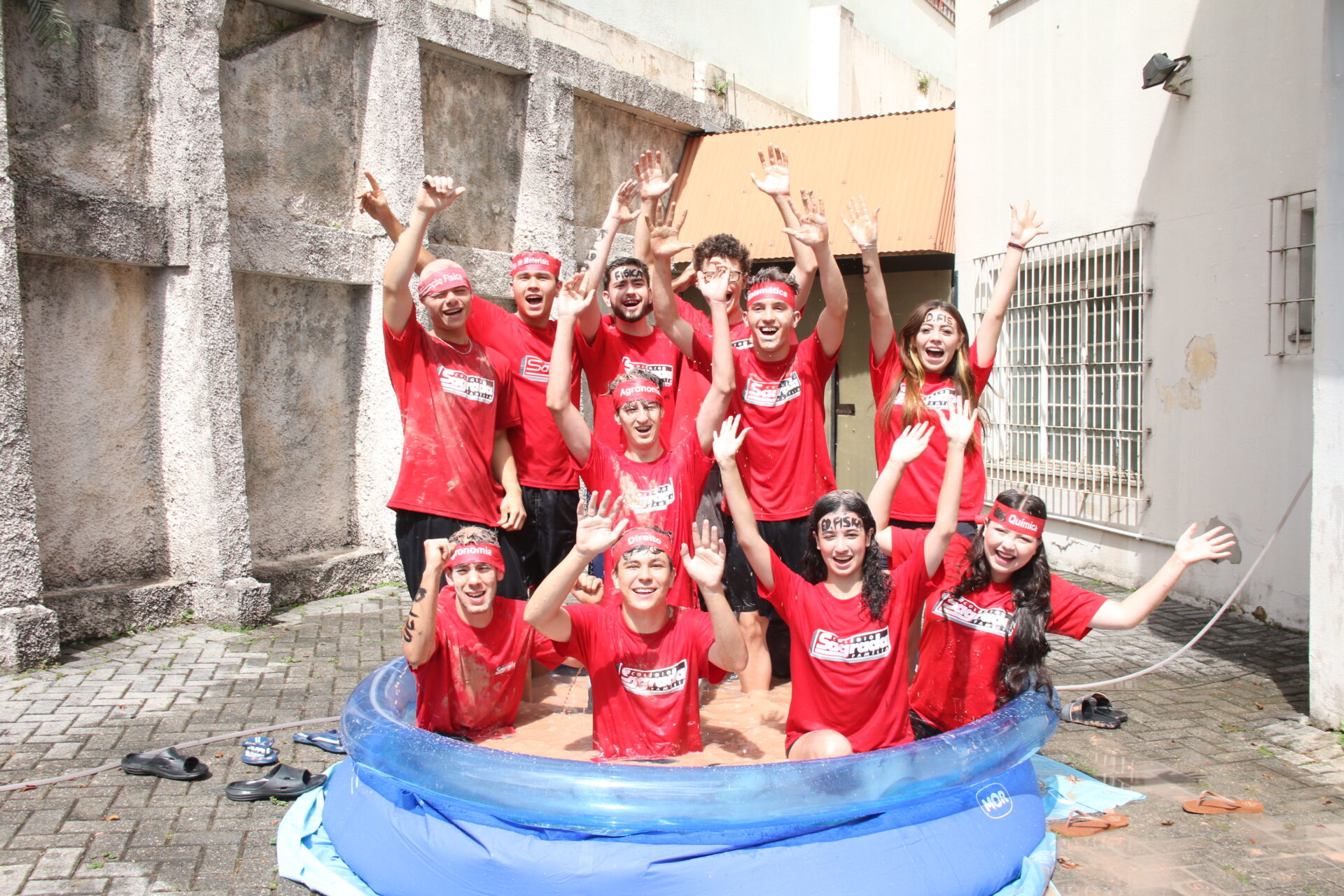 Alunos do Colégio Sagrada Família na piscina de lama