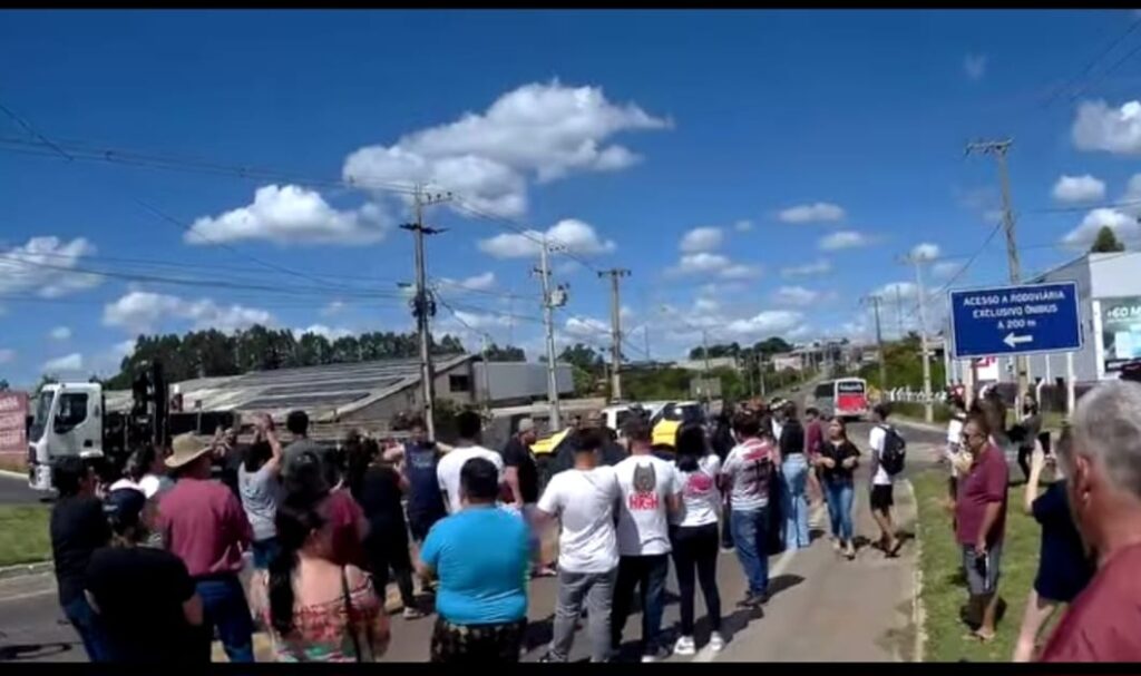 CD_X_Protesto_CAstro