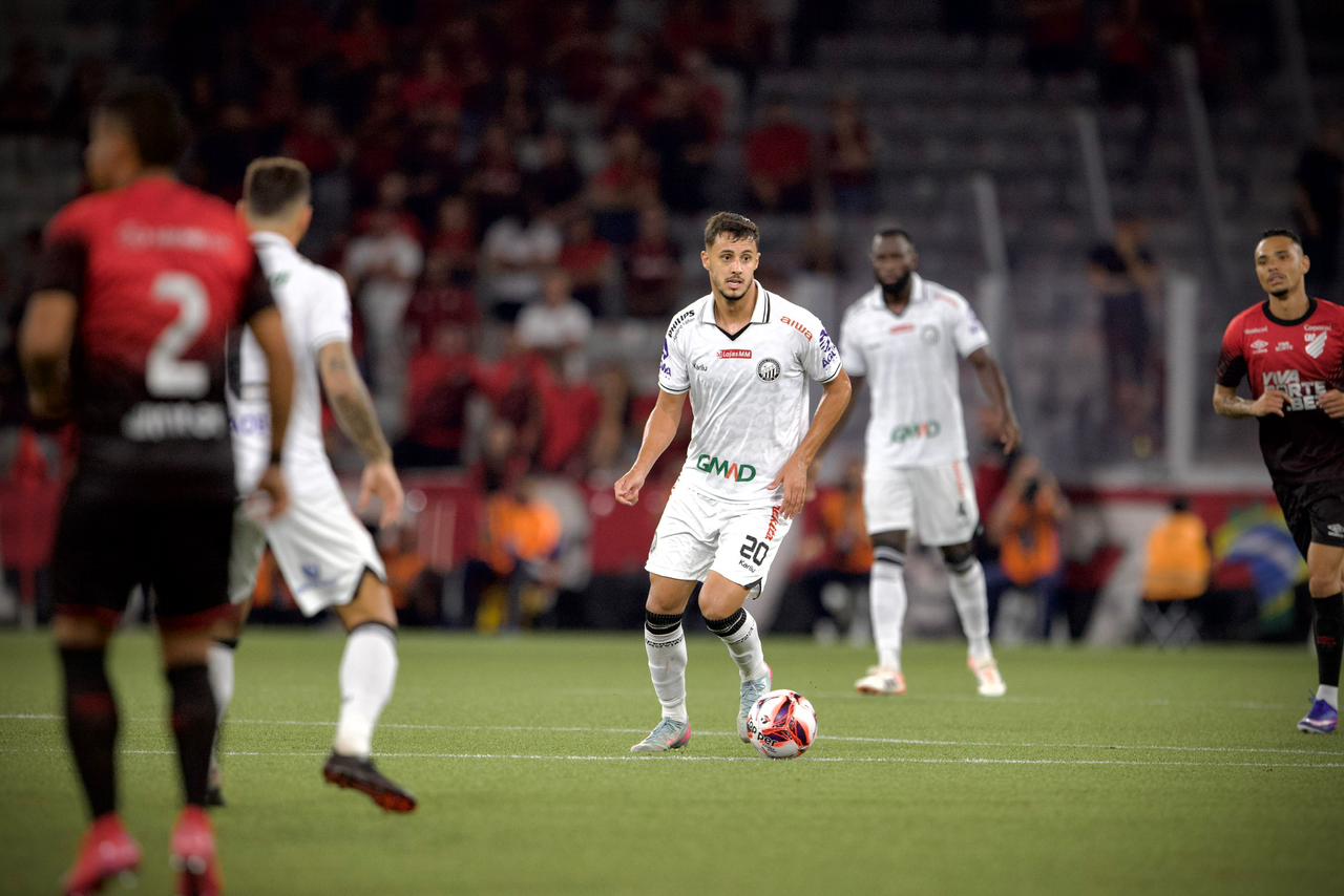 Operário em campo contra o Athletico, no Campeonato Paranaense