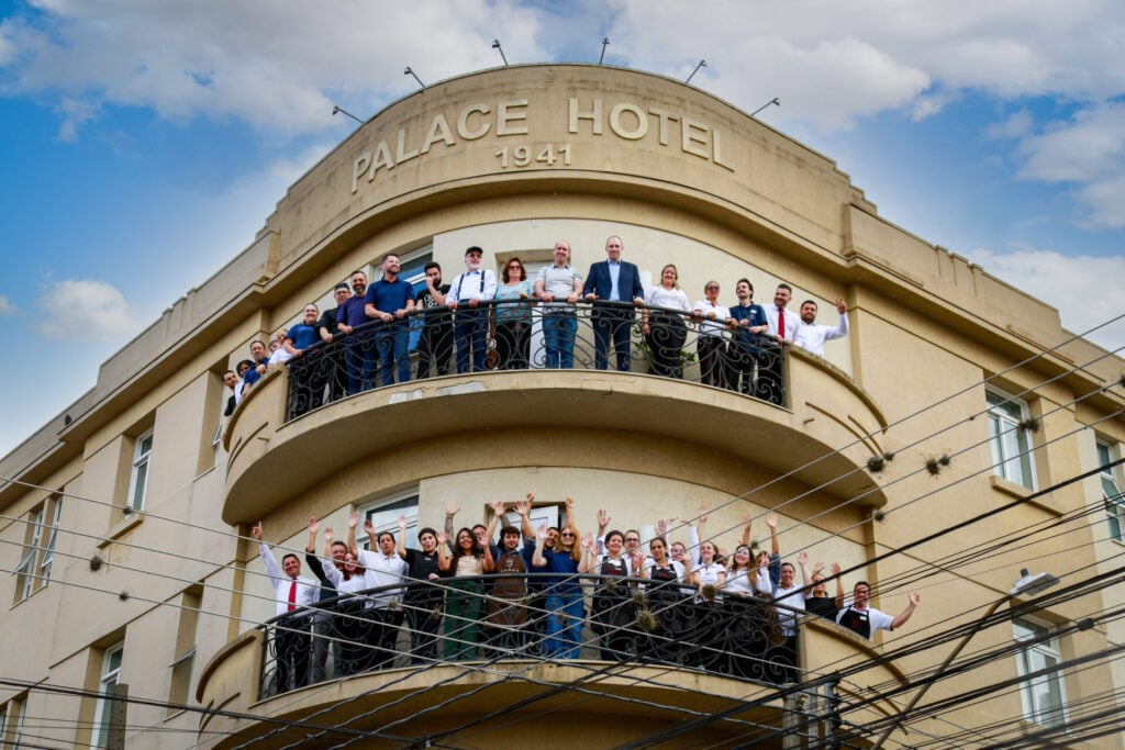 Equipe do Planalto Select Hotel nas históricas sacadas do prédio, no Centro de Ponta Grossa