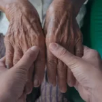 Duas pessoas dando as mãos