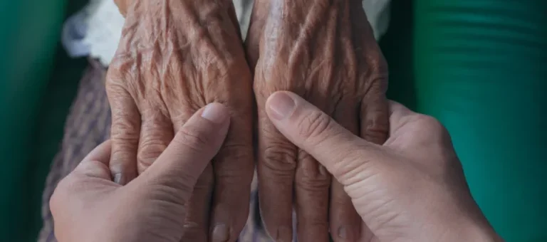 Duas pessoas dando as mãos