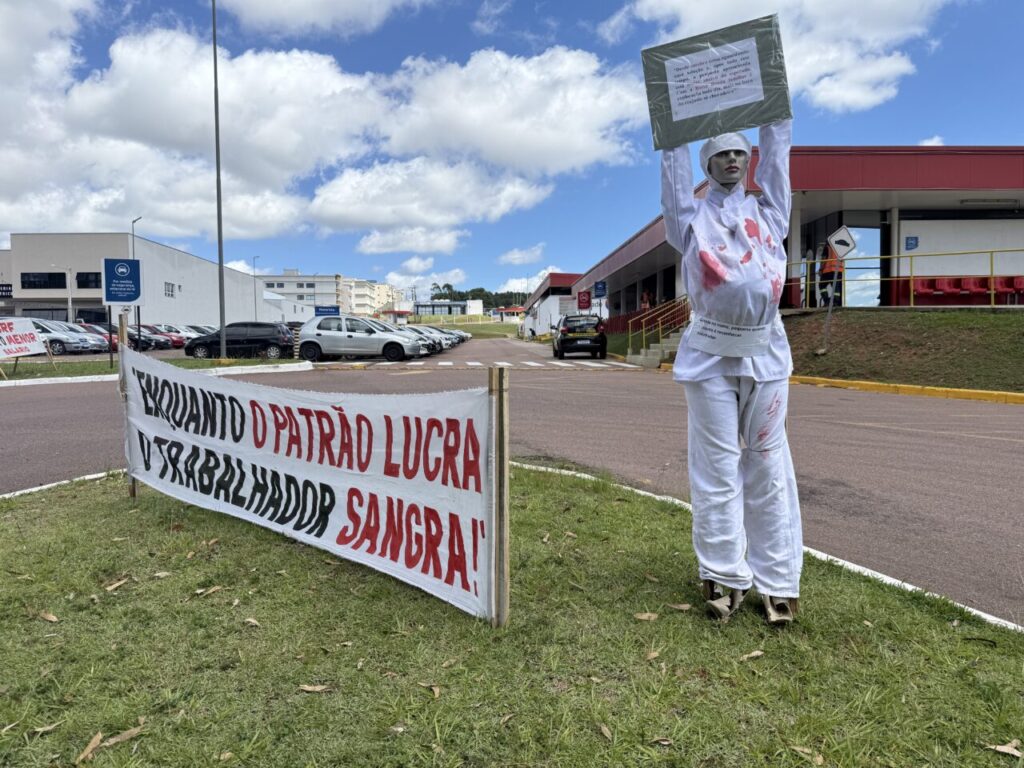 Trabalhadores protestam com materiais em PG