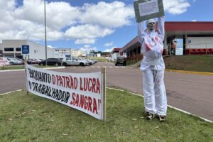 Trabalhadores protestam com materiais em PG