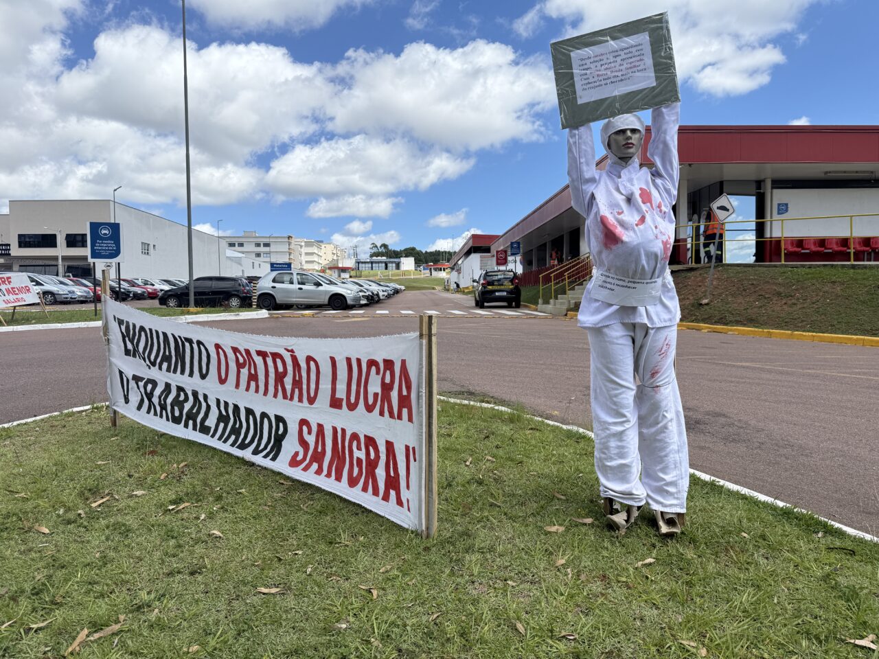 Trabalhadores protestam com materiais em PG