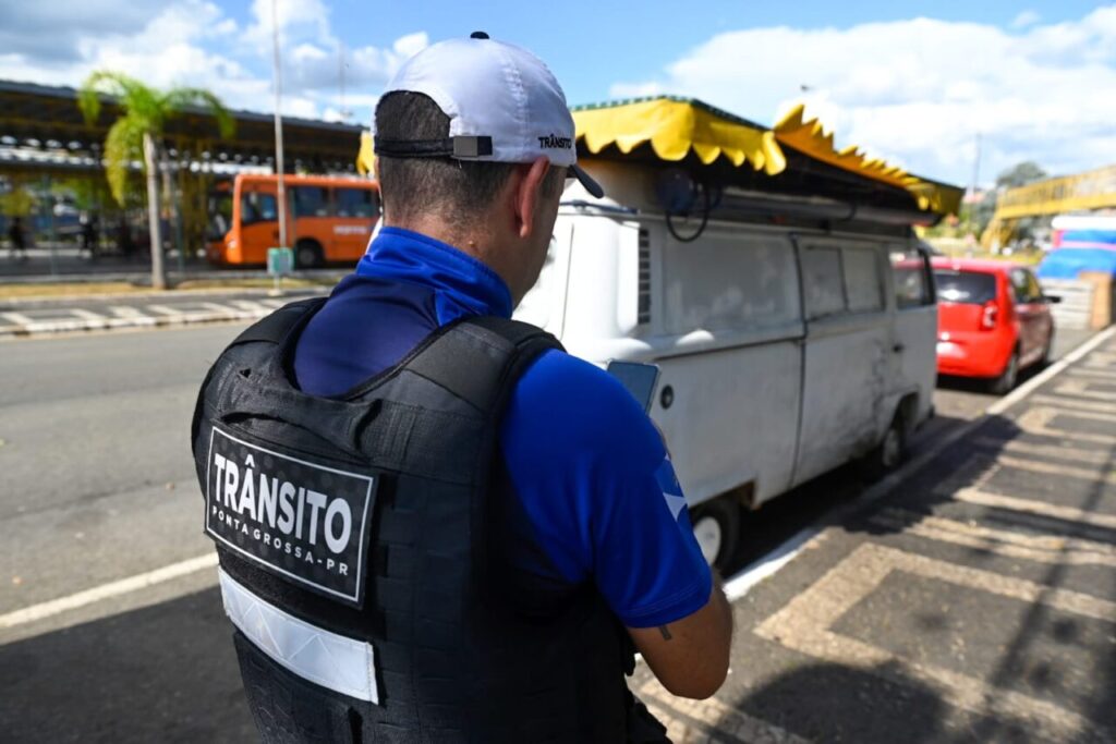 Kombi com 125 mil em débitos apreendida no parque ambiental