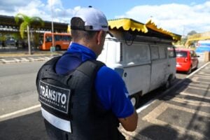 Kombi com 125 mil em débitos apreendida no parque ambiental