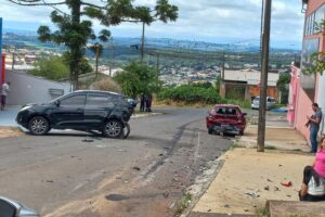 Carro desgovernado atingiu outros dois