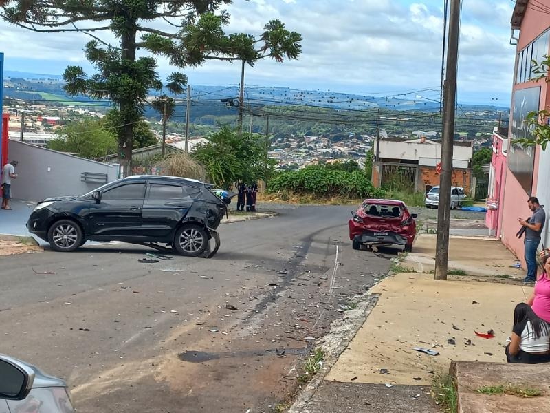 Carro desgovernado atingiu outros dois