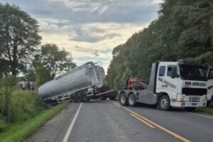 Caminhão ficou atravessado na rodovia