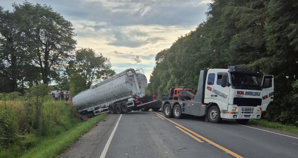 Caminhão ficou atravessado na rodovia