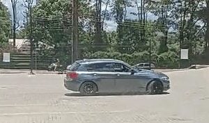 BMW faz 'zerinho' em estacionamento