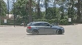 BMW faz 'zerinho' em estacionamento