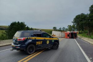 Caminhão tombado em acidente na rodovia