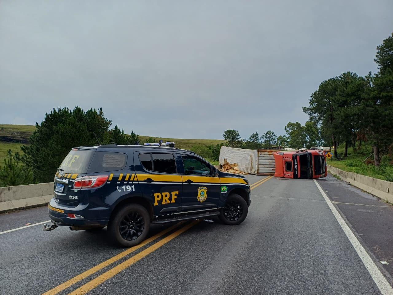 Caminhão tombado em acidente na rodovia