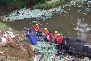 Caminhão que transportava cervejas caiu no rio
