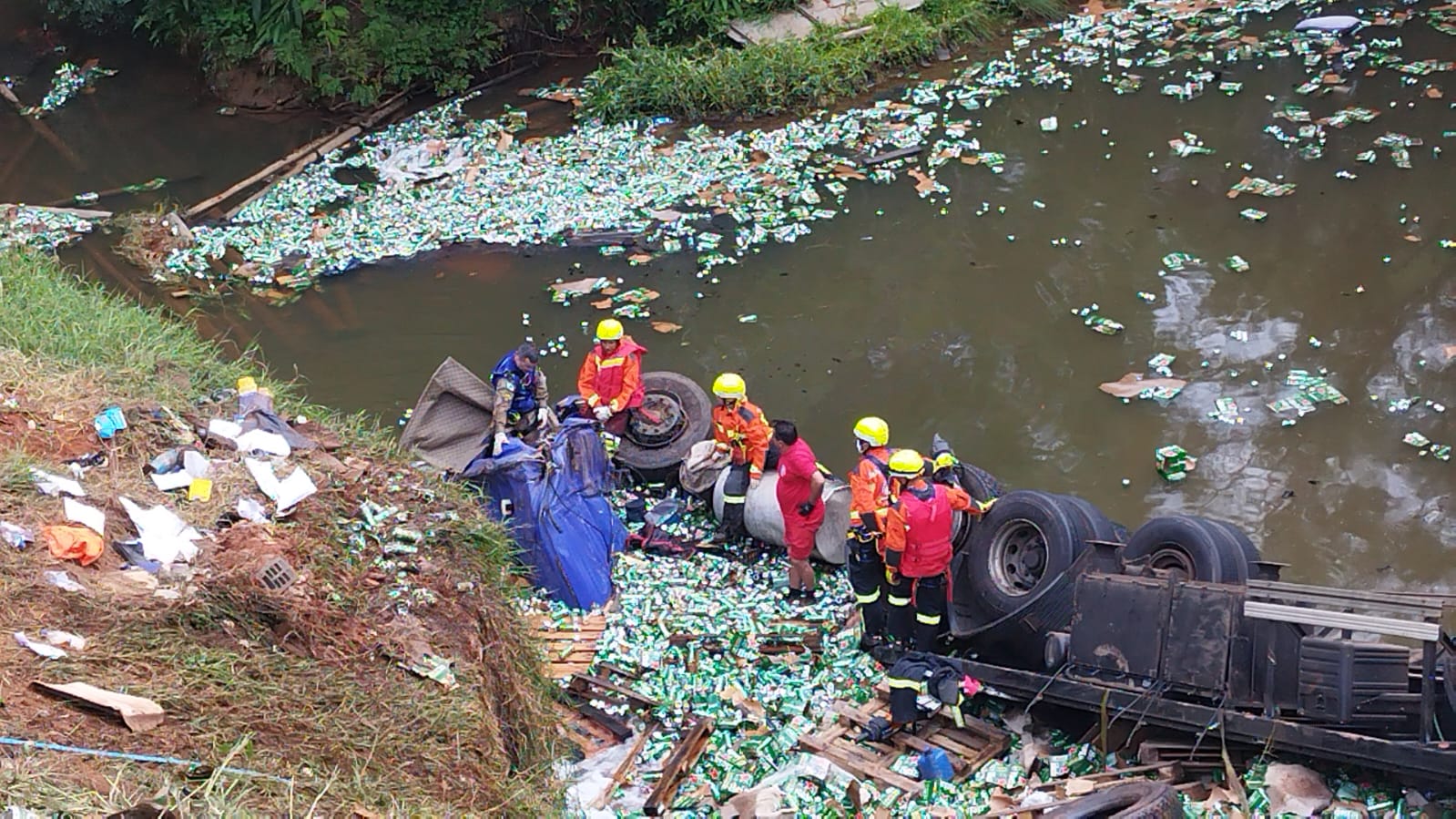 Caminhão que transportava cervejas caiu no rio