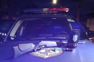 Espingarda achada em carro com três crianças