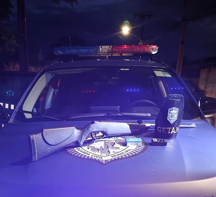 Espingarda achada em carro com três crianças