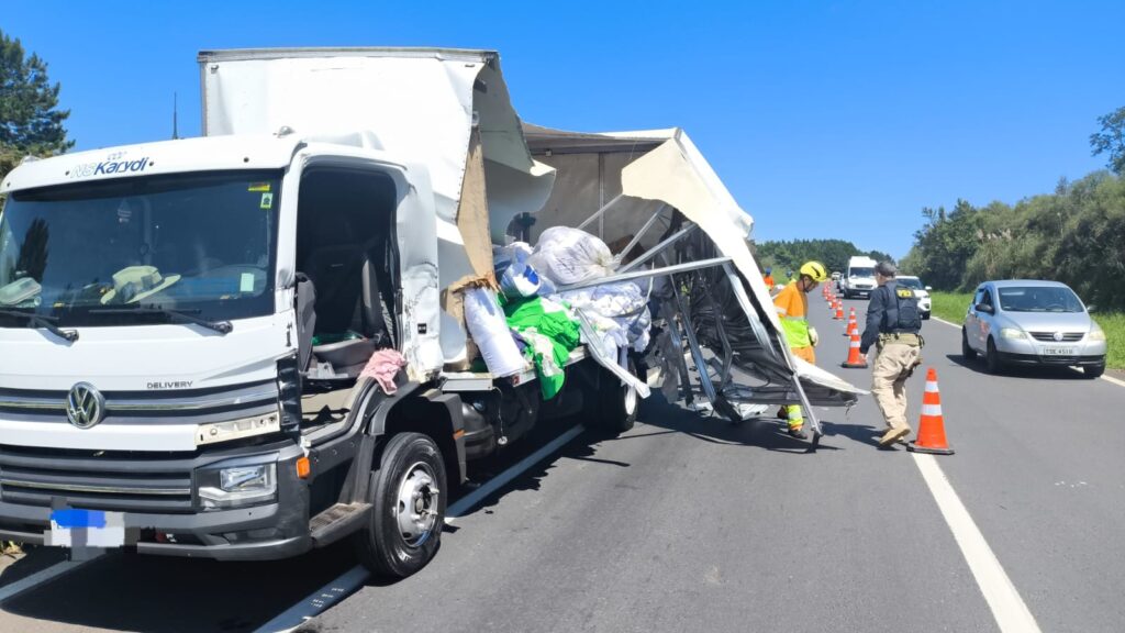 colisão traseira entre dois caminhões
