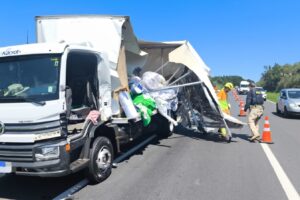 colisão traseira entre dois caminhões