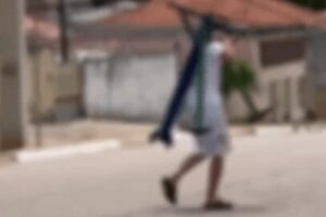 Ladrão foi filmado carregando o aparelho