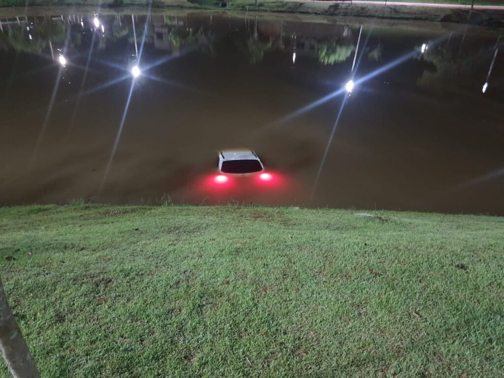 Carro dentro do Lago Municipal de Ortigueira