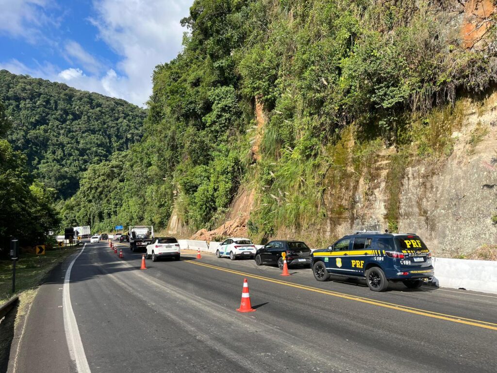 Deslizamento de pedras na BR-277