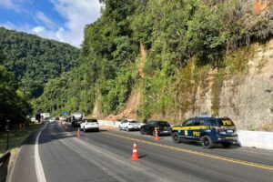Deslizamento de pedras na BR-277
